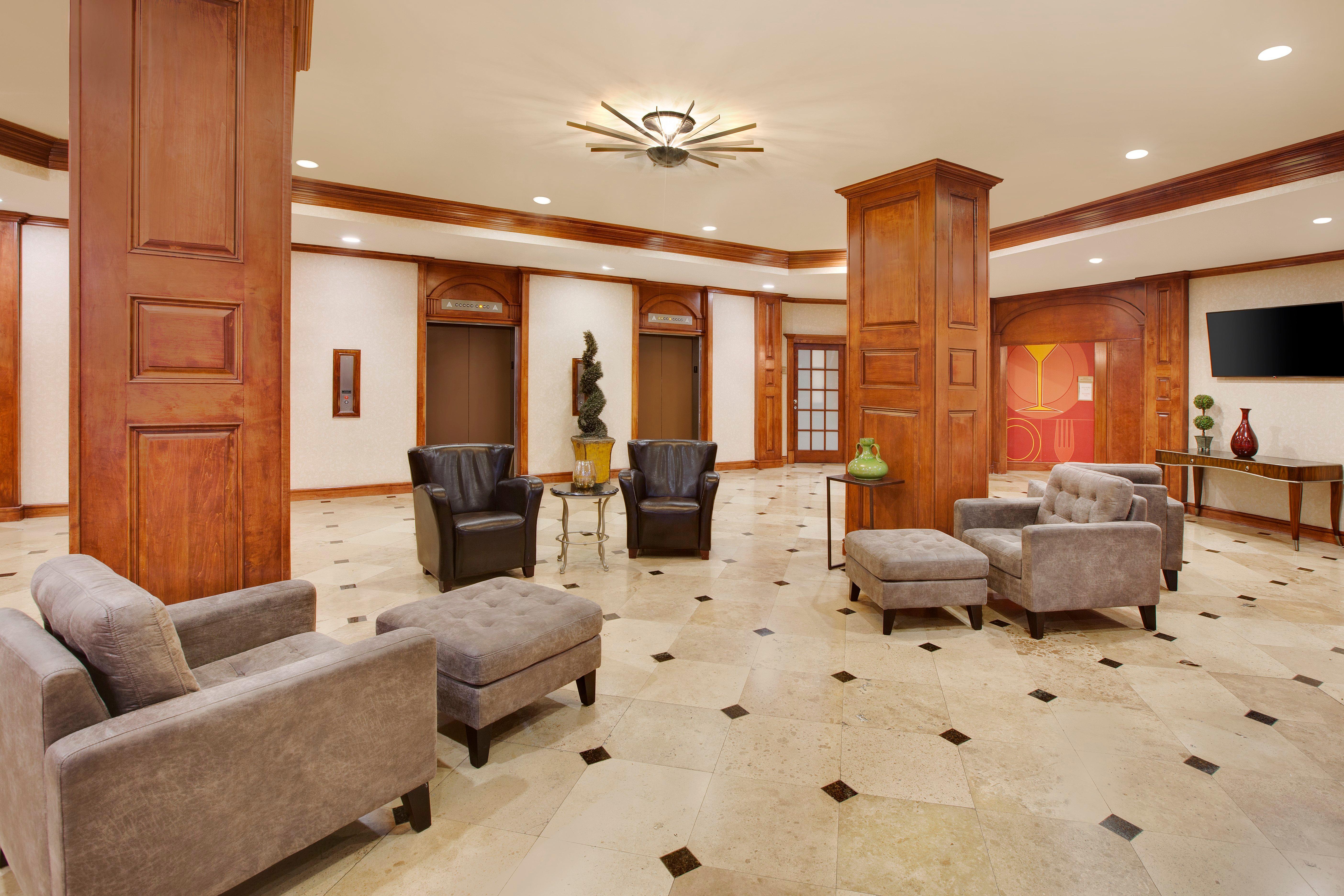 Holiday Inn Express Dallas Market Center By Ihg Exterior photo