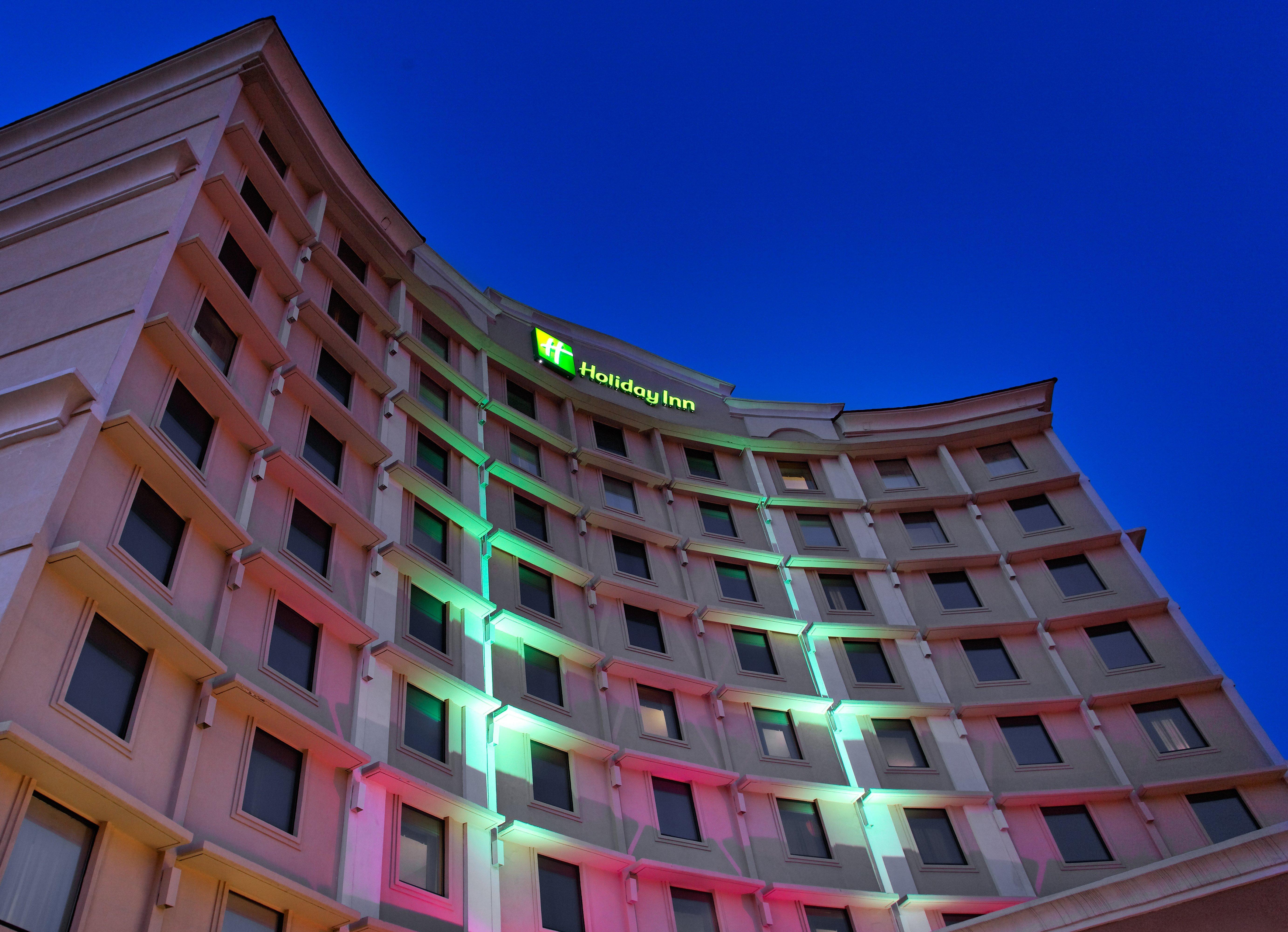 Holiday Inn Express Dallas Market Center By Ihg Exterior photo