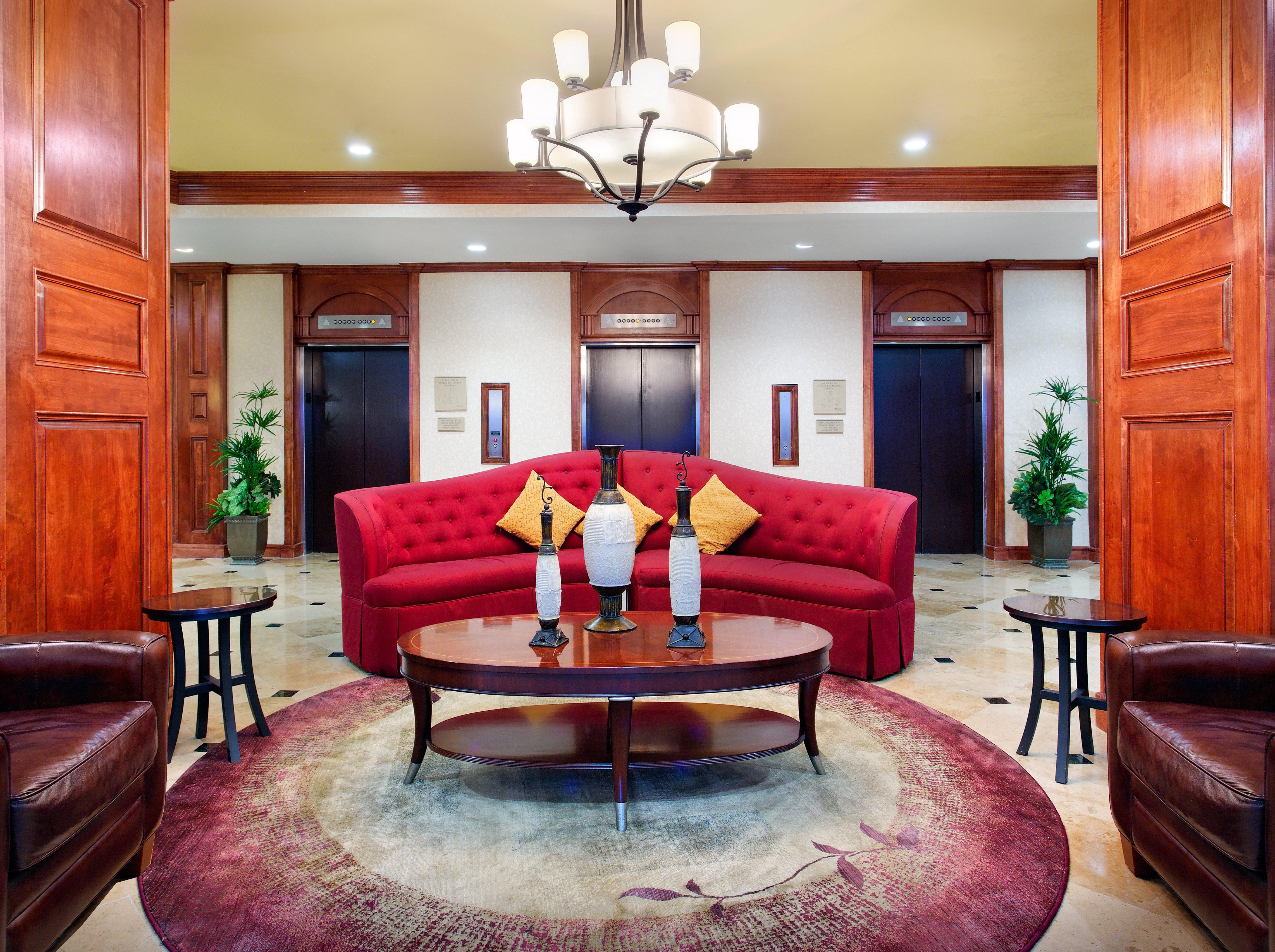 Holiday Inn Express Dallas Market Center By Ihg Exterior photo