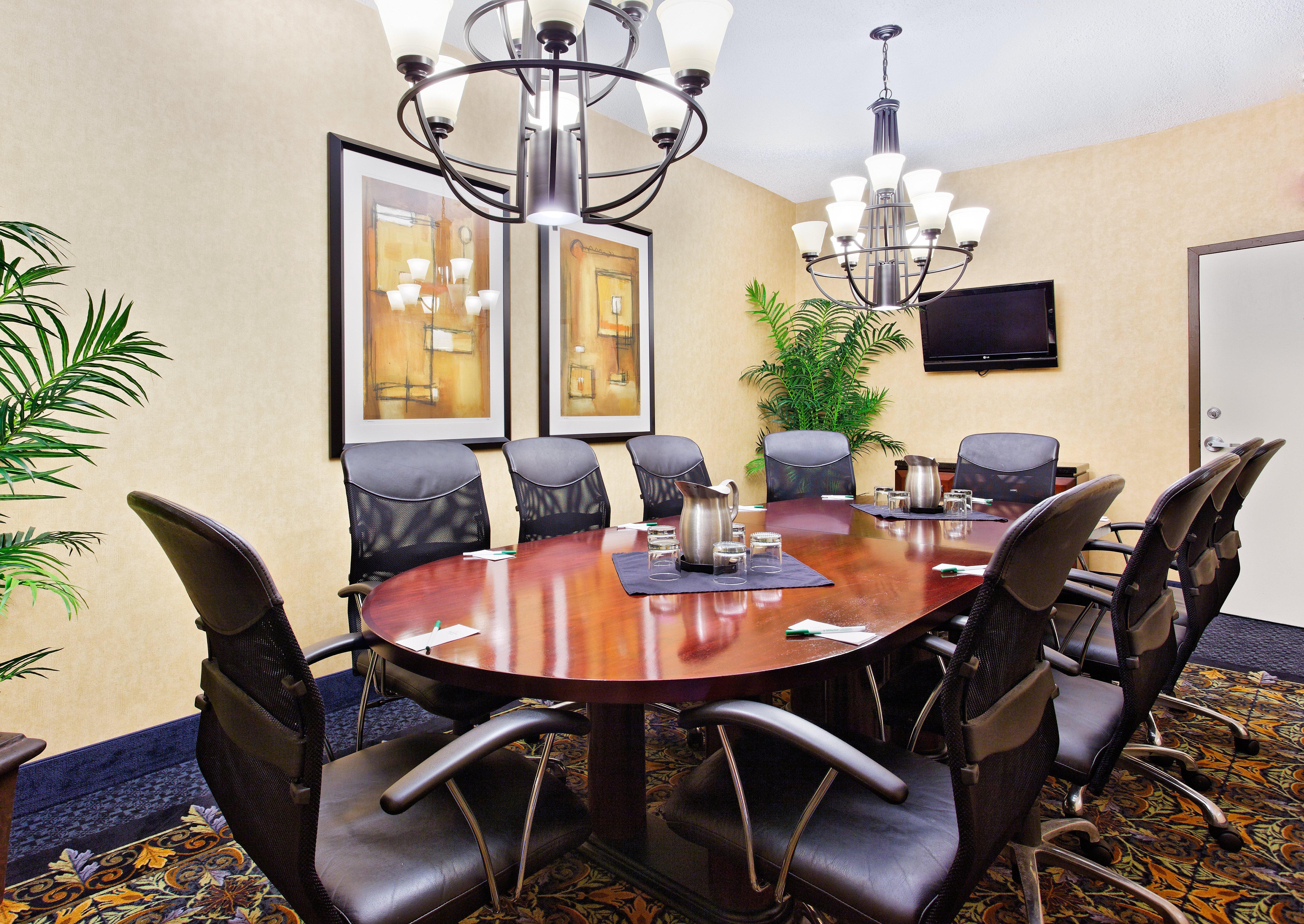 Holiday Inn Express Dallas Market Center By Ihg Exterior photo