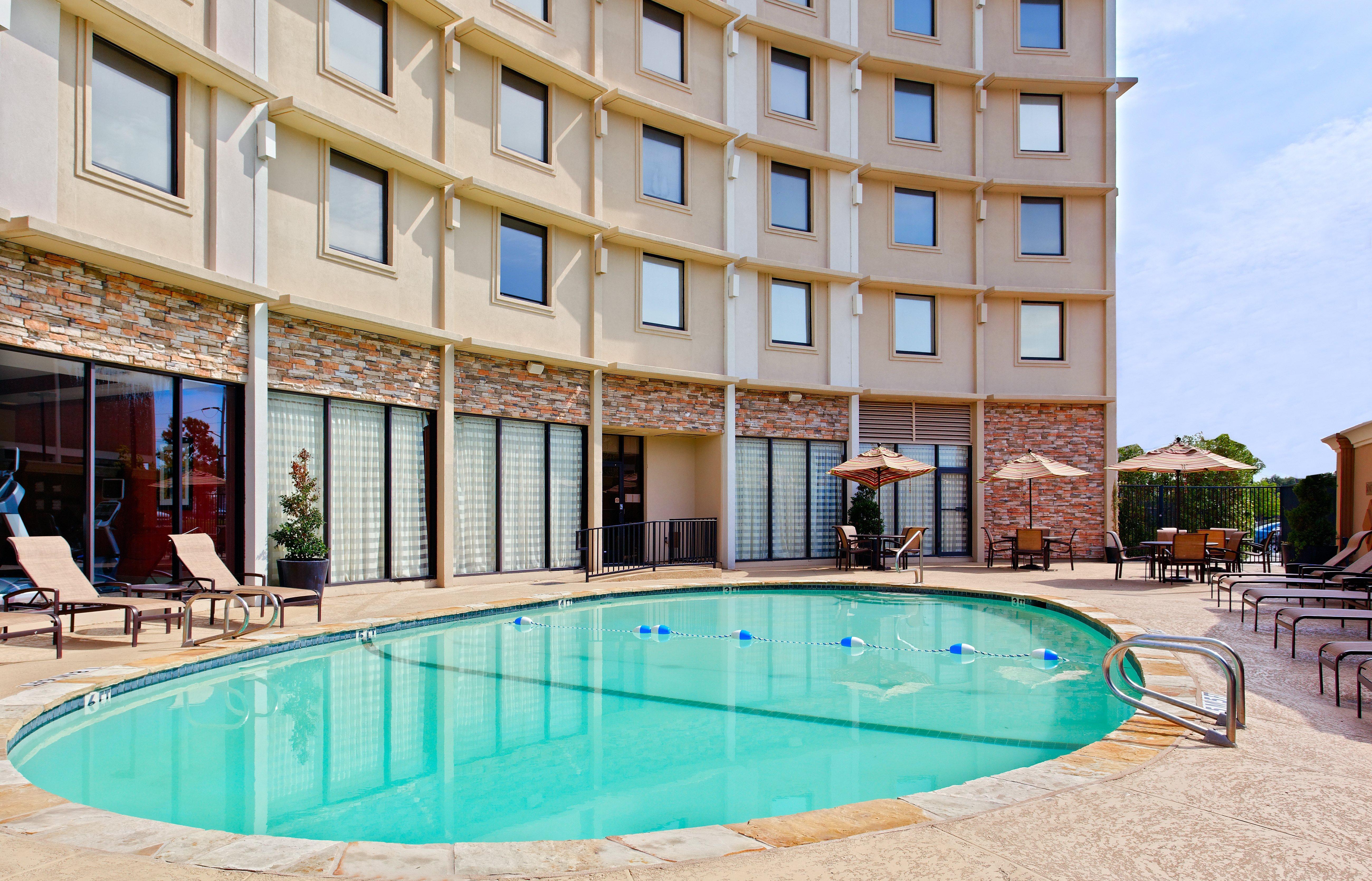 Holiday Inn Express Dallas Market Center By Ihg Exterior photo