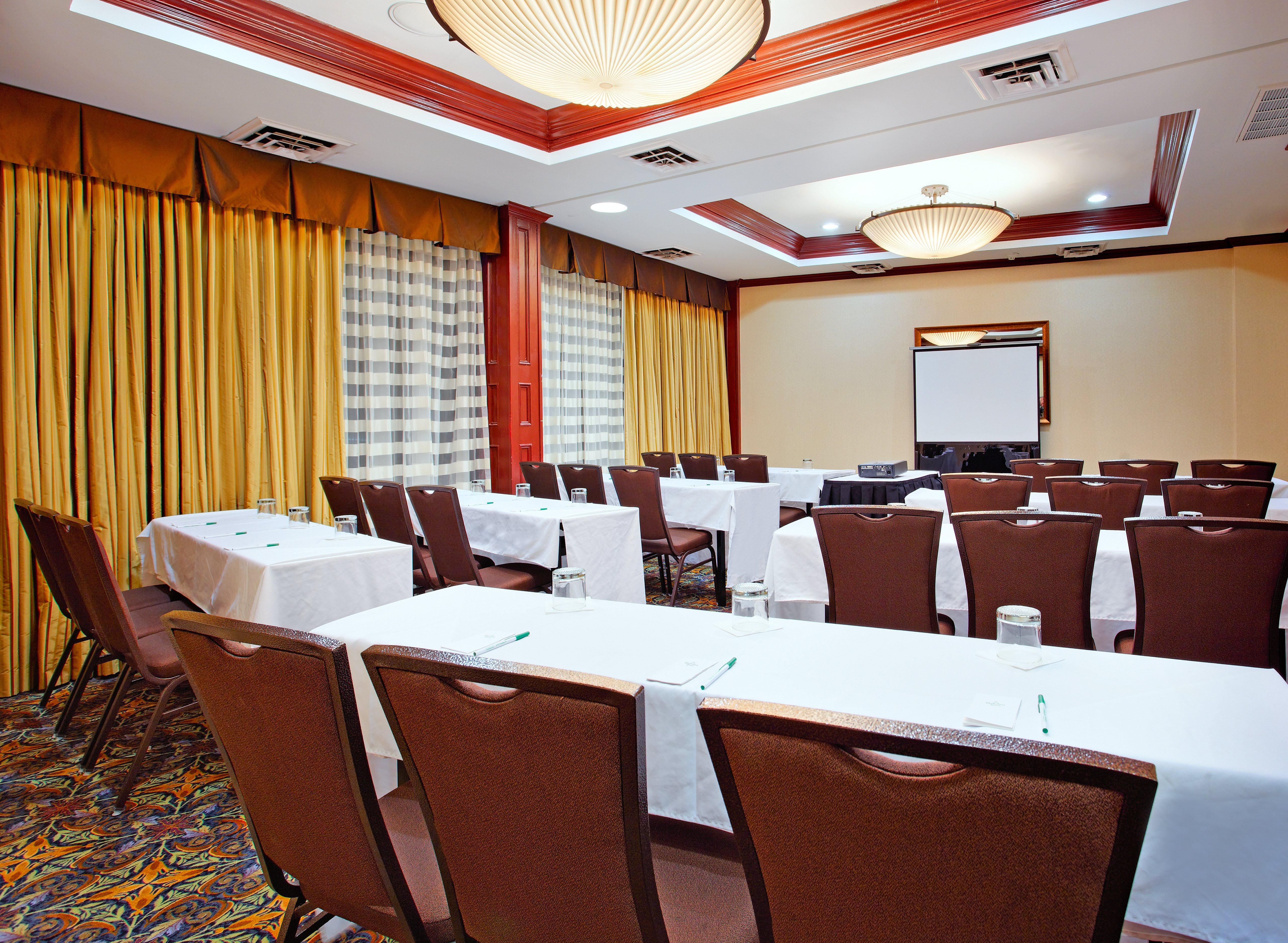 Holiday Inn Express Dallas Market Center By Ihg Exterior photo