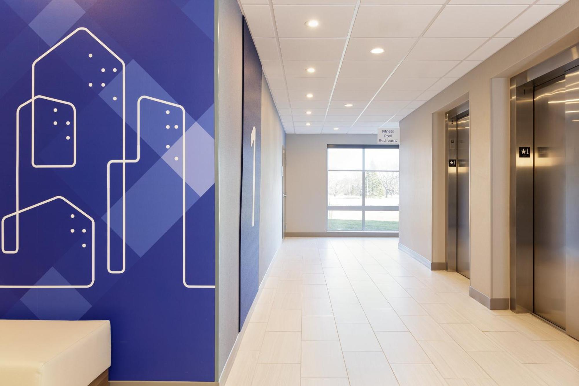 Holiday Inn Express Dallas Market Center By Ihg Exterior photo