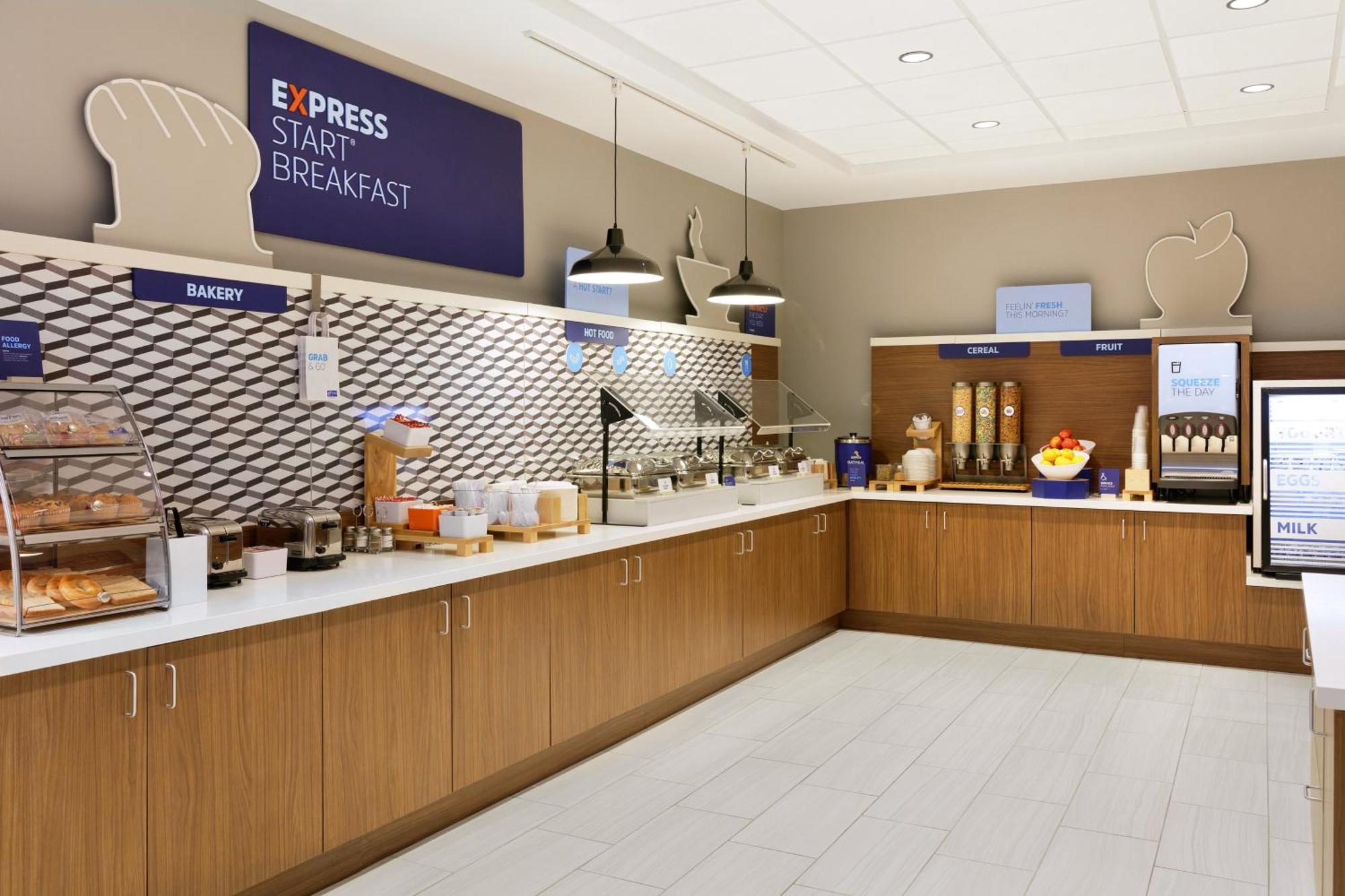 Holiday Inn Express Dallas Market Center By Ihg Exterior photo