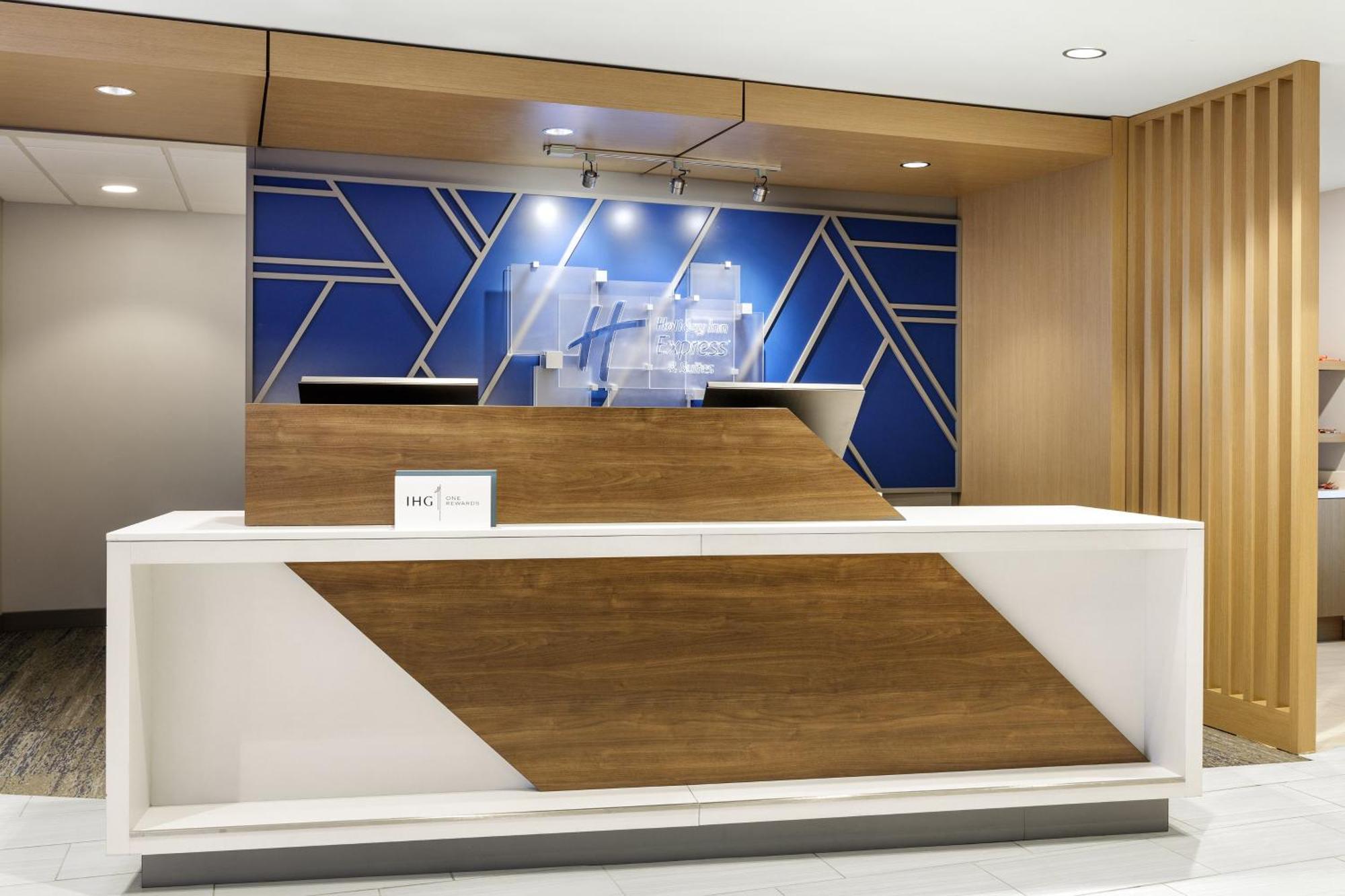 Holiday Inn Express Dallas Market Center By Ihg Exterior photo