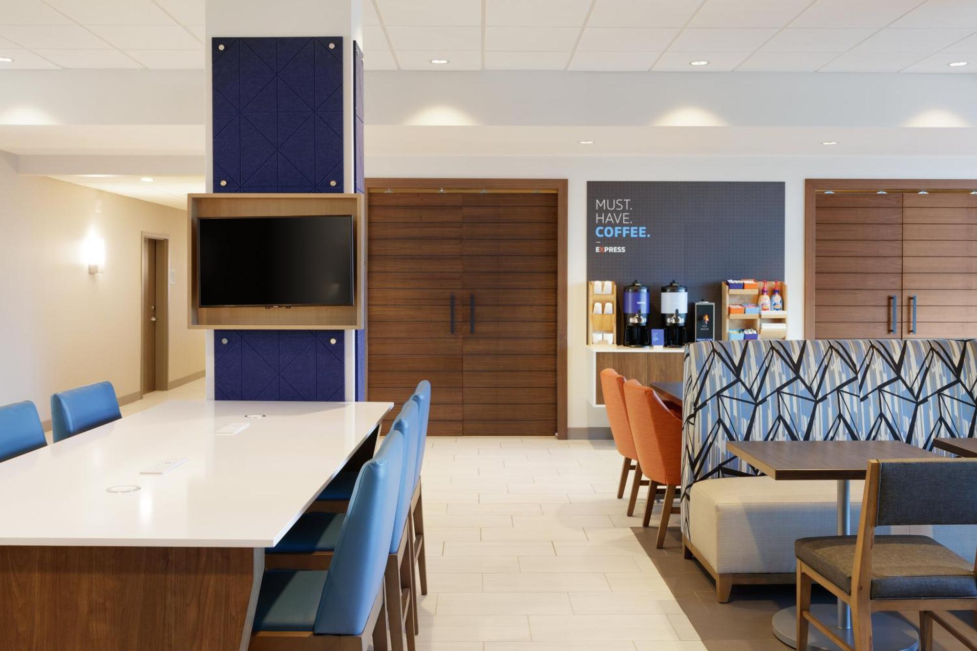 Holiday Inn Express Dallas Market Center By Ihg Exterior photo