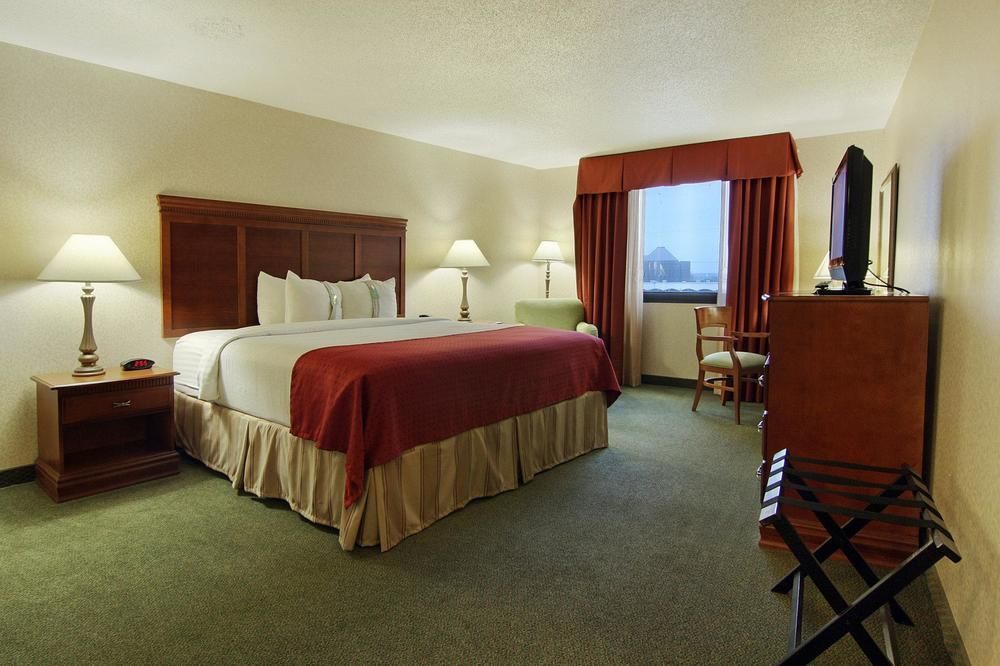 Holiday Inn Express Dallas Market Center By Ihg Exterior photo