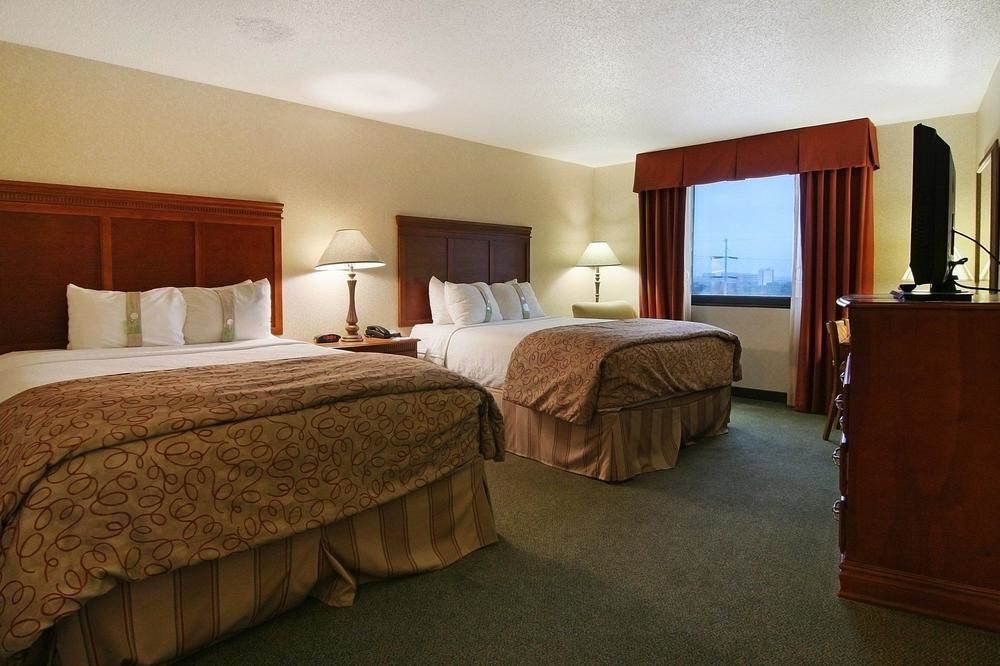 Holiday Inn Express Dallas Market Center By Ihg Exterior photo