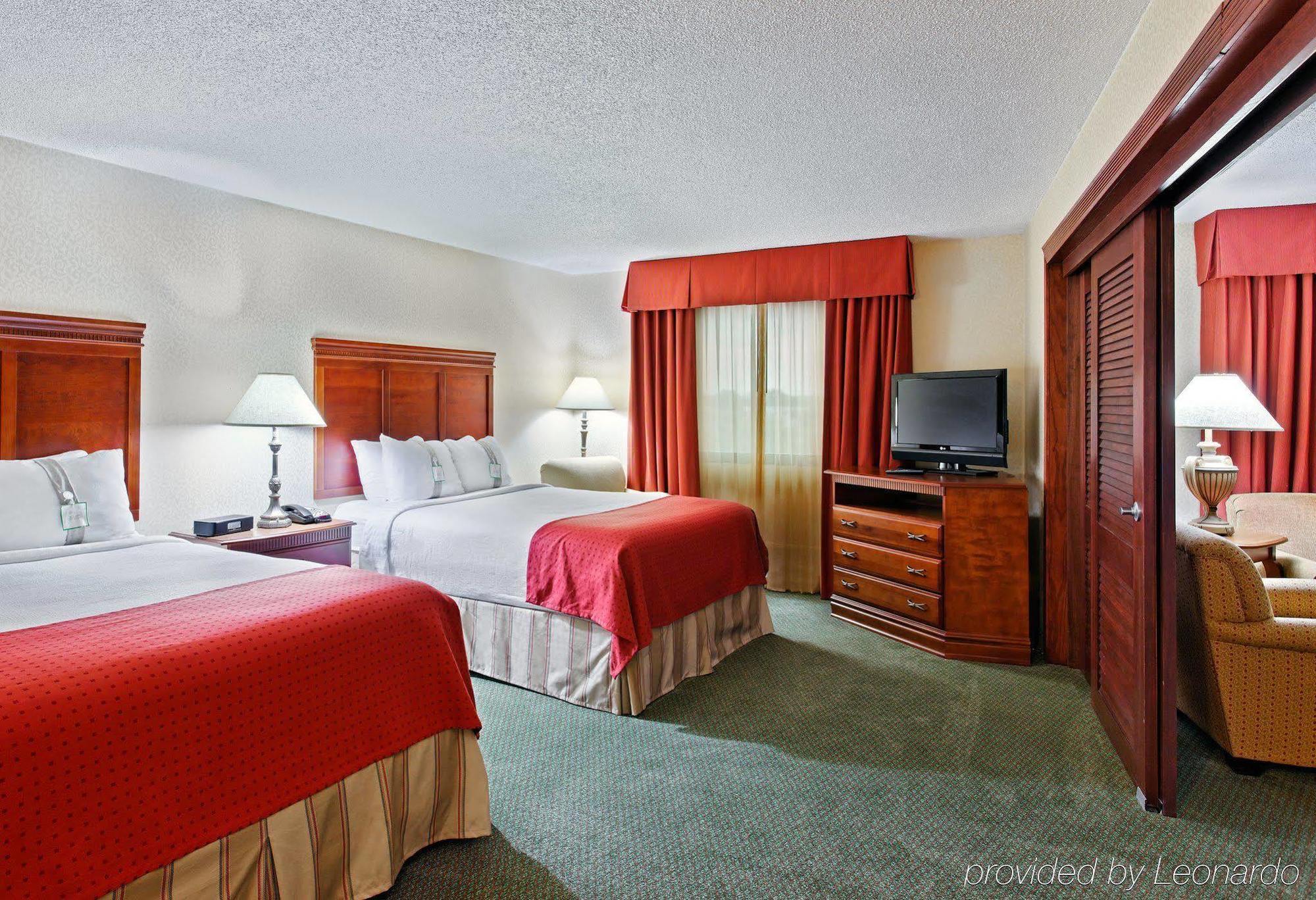 Holiday Inn Express Dallas Market Center By Ihg Room photo