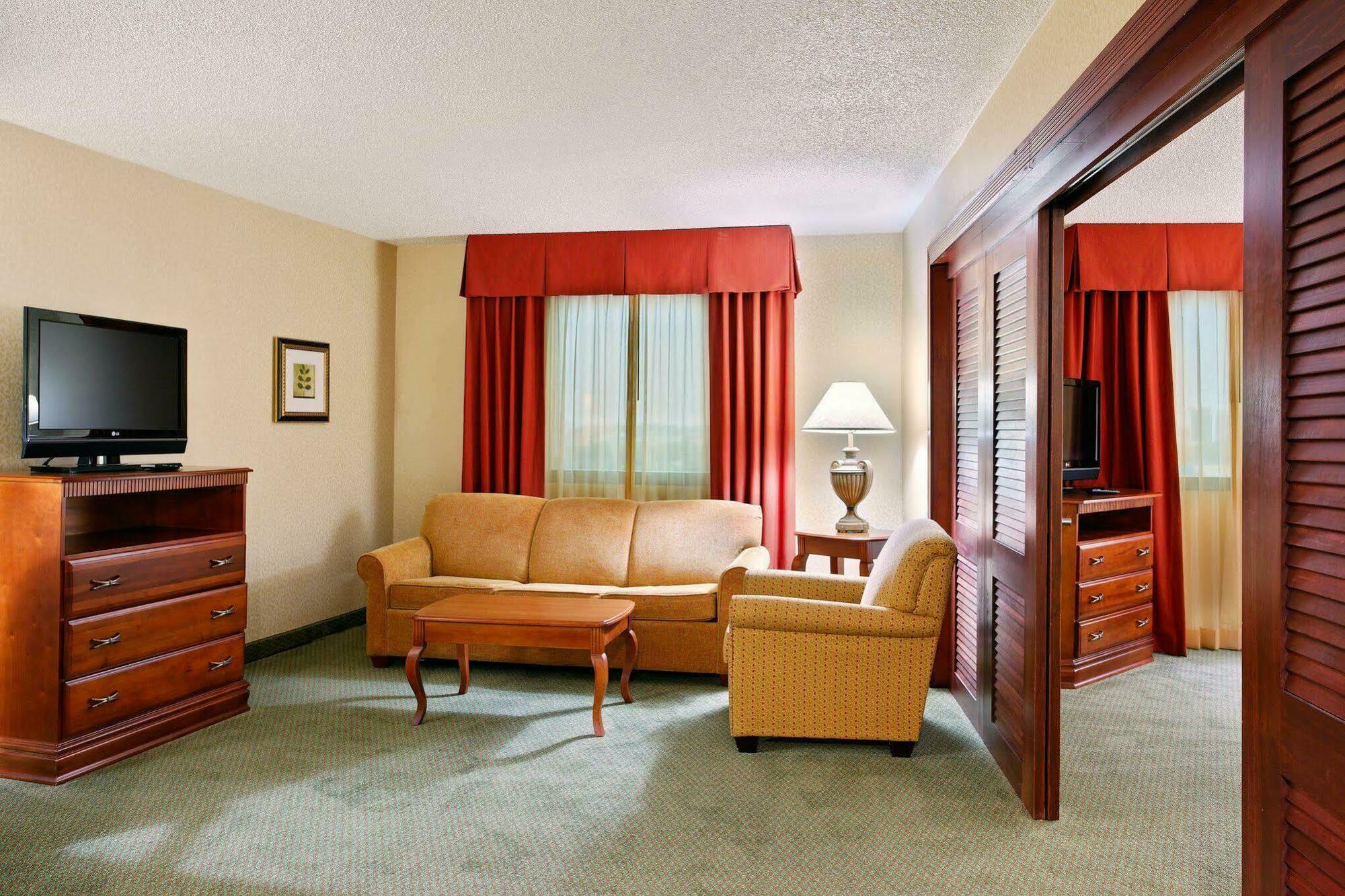 Holiday Inn Express Dallas Market Center By Ihg Room photo