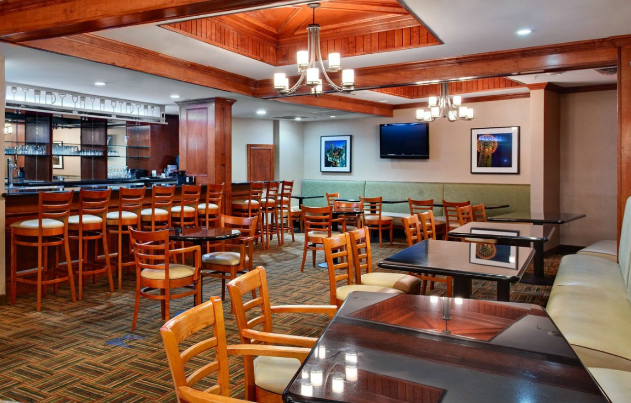 Holiday Inn Express Dallas Market Center By Ihg Exterior photo